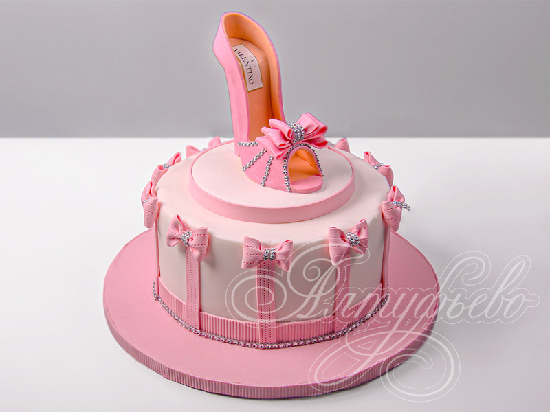 Розовый торт с туфелькой Valentino
