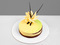 Желтый торт с кувшинкой