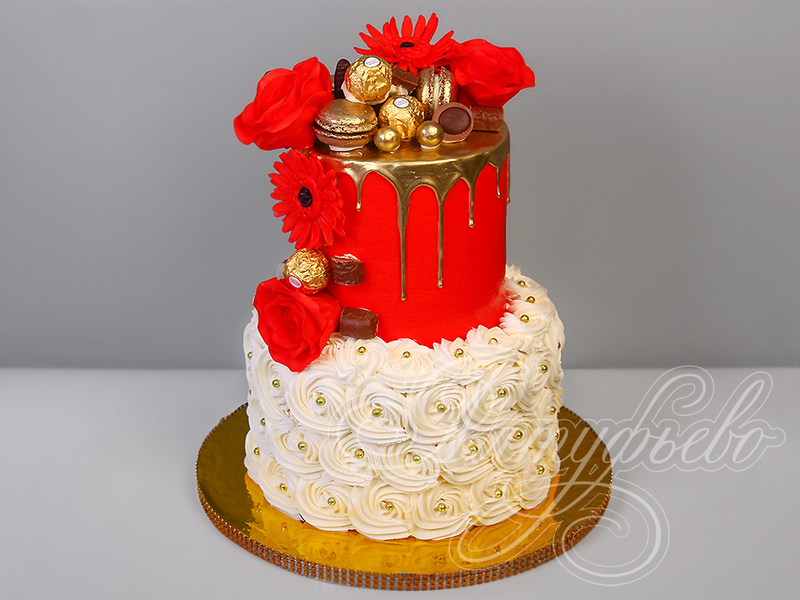 Торт с цветами и конфетами на 50 лет