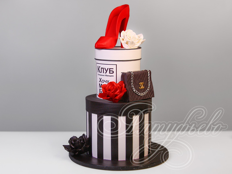 Торт на день рождения для женщин с красной туфелькой, сумочкой и розами