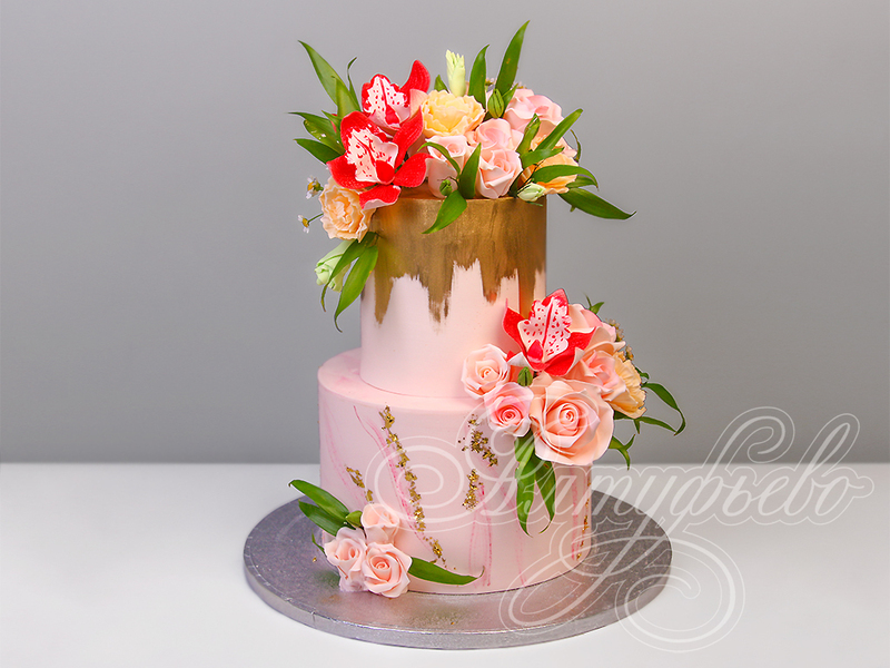 Свадебный торт розового цвета с золотым декором и разнообразными цветами