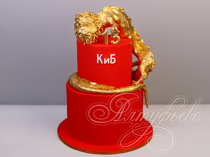 Красный торт на корпоративный праздник с фигуркой золотого дракона без мастики