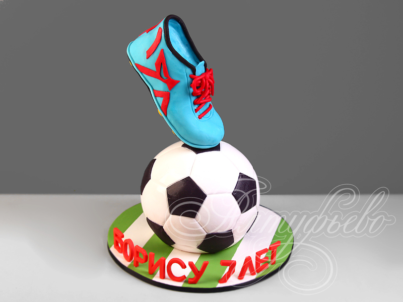 Детский торт на 7 лет мальчикам в день рождения в виде футбольного мяча с бутсой