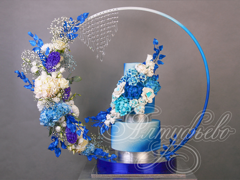 Голубой торт на 40 лет с пионами, гортензиями и орхидеями в день рождения трехъярусный без мастики