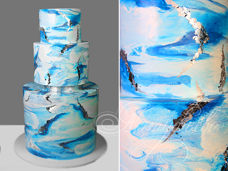 Свадебный торт голубого цвета с серебряным декором трехъярусный