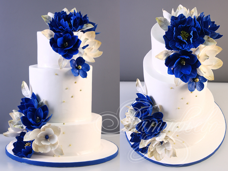 Свадебный торт с синими декоративными цветами на заказ