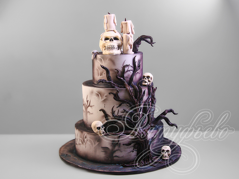 Трехъярусный торт на хеллоуин с черепами, свечами и деревом
