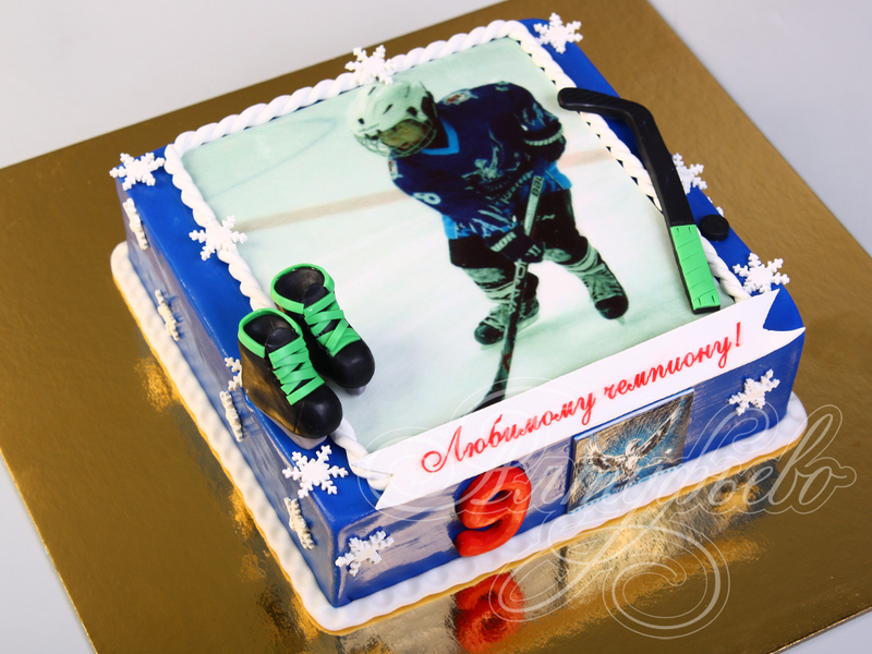 Торт "Хоккей" с клюшкой и коньками