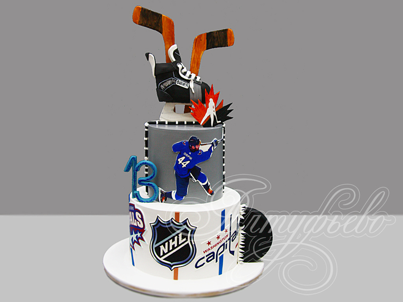 Торт с коньками и клюшками для хоккеиста