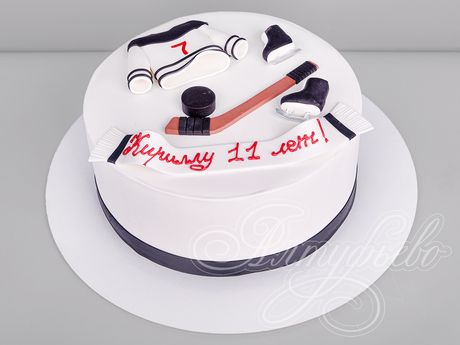 Торт с клюшкой, шайбой и коньками