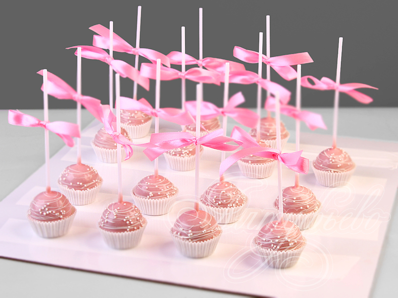 Кейкпопсы на день рождения с палочкой и бантиком розового цвета