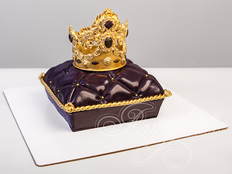 Торт для женщины с золотой короной на черной подушке