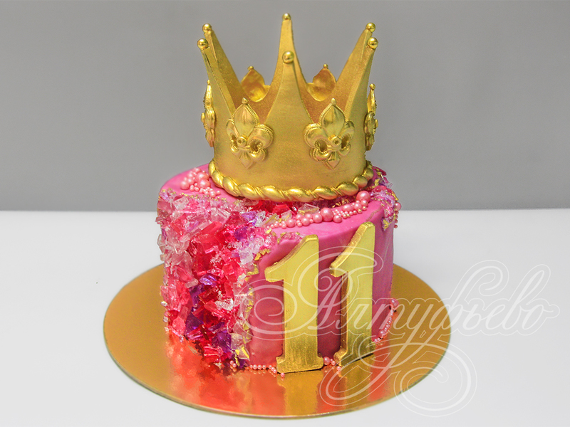 Розовый торт с золотой короной на день рождения девочки-подростка в 11 лет