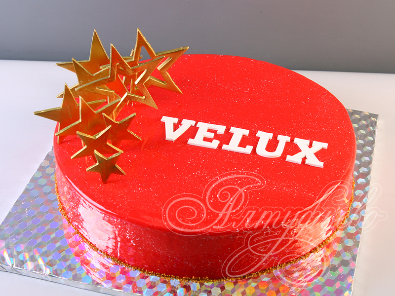 Красный торт со звездочками и логотипом