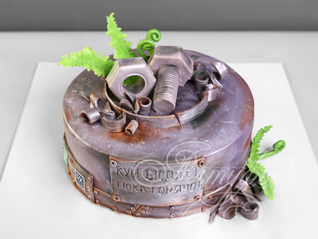 Металлический торт с шурупом и гайкой