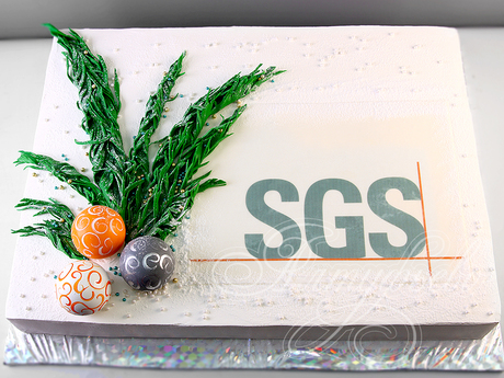 Новогодний торт с елочными шарами