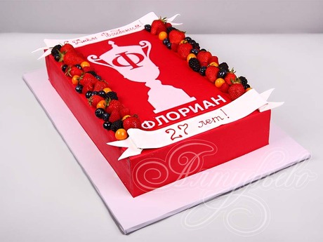 Торт с кубком и ягодами на корпоратив