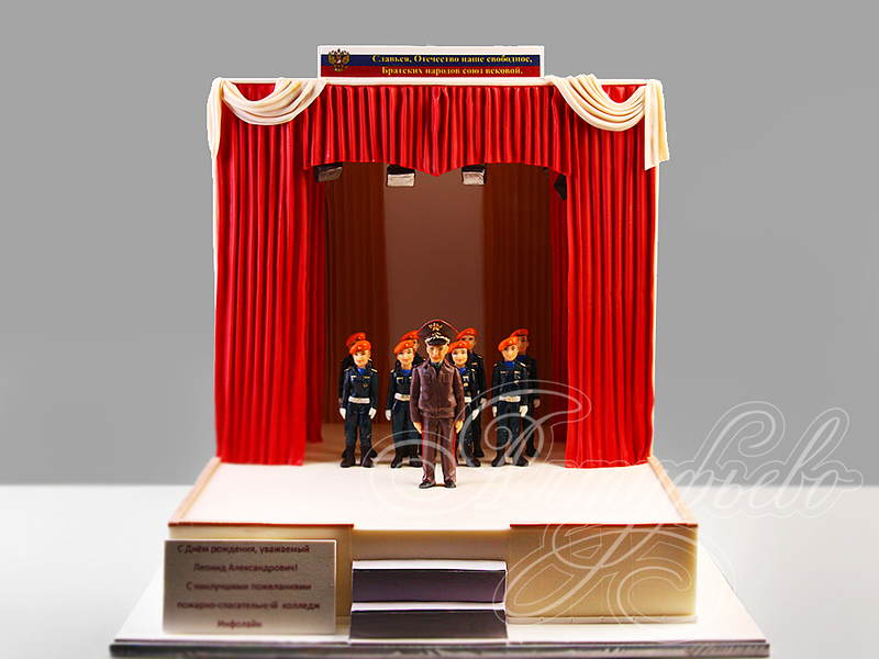 Торт на юбилей руководителю в виде сцены с фигурками офицера и его подчиненных