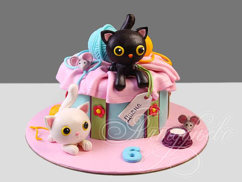 Детский торт на 6 лет девочке в день рождения с фигурками котят