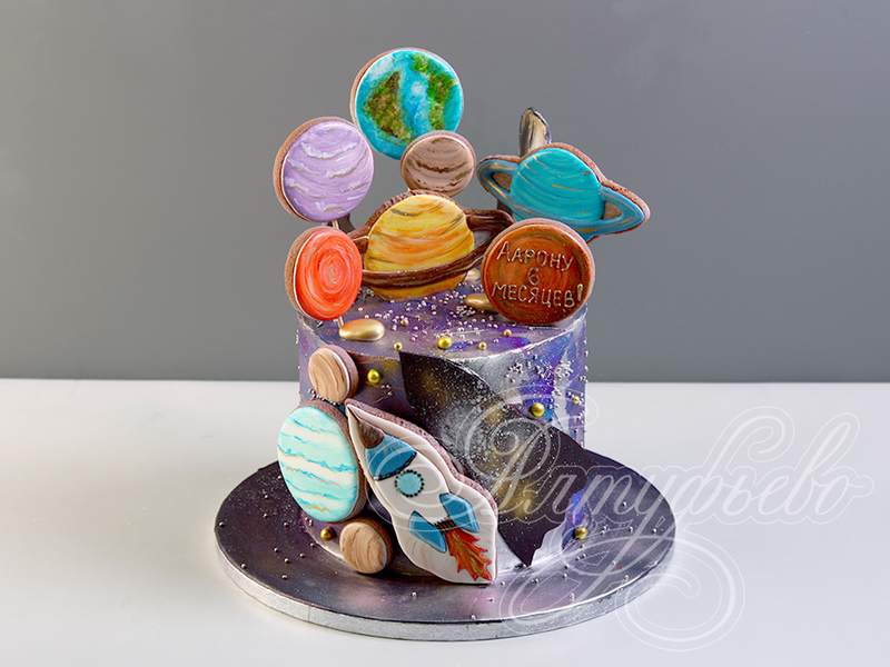 Торт с планетами и ракетой
