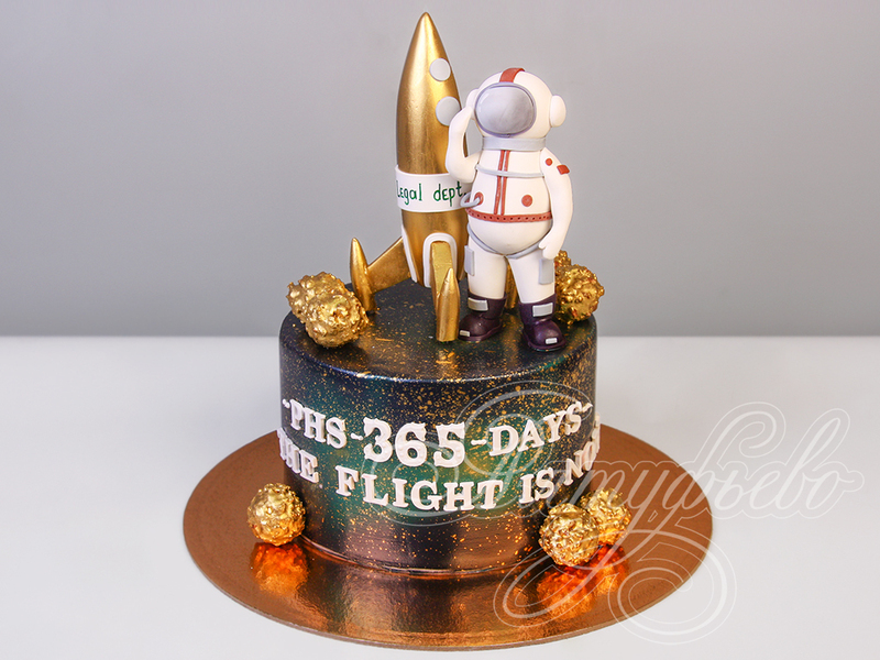 Космический торт с ракетой и космонавтом