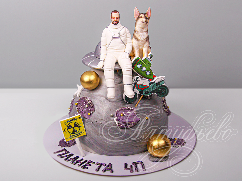 Торт с космонавтом, летающей тарелкой и собакой