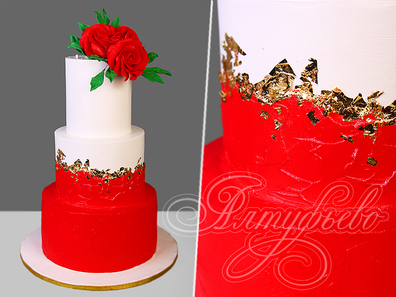 Свадебный торт с красным нижним ярусом и красными розами трехъярусный