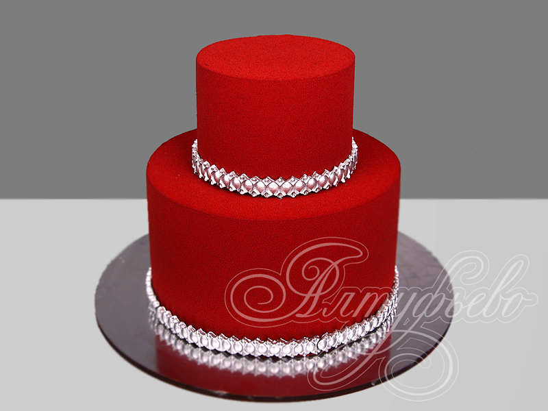 Красный торт с серебряным декором