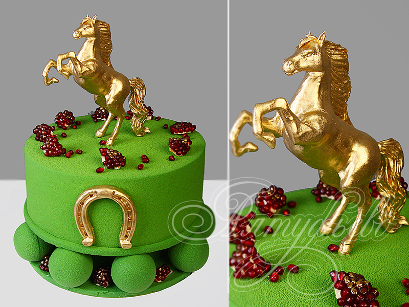 Торт мужчинам одноярусный с фигуркой коня золотого цвета и ягодами граната