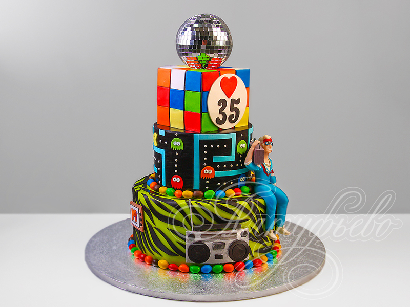 Трехъярусный торт Музыкальному Геймеру на день рождения в 35 лет