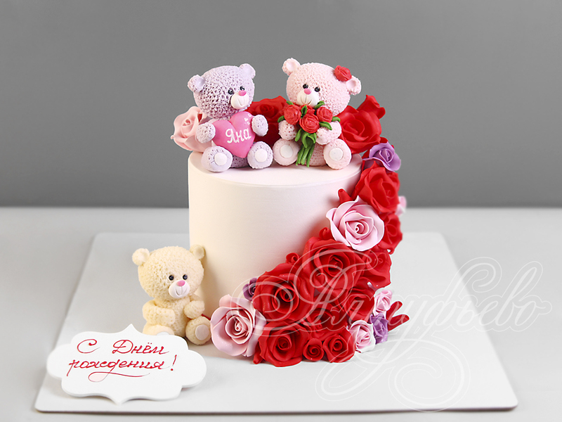 Торт с медвежатами и розами