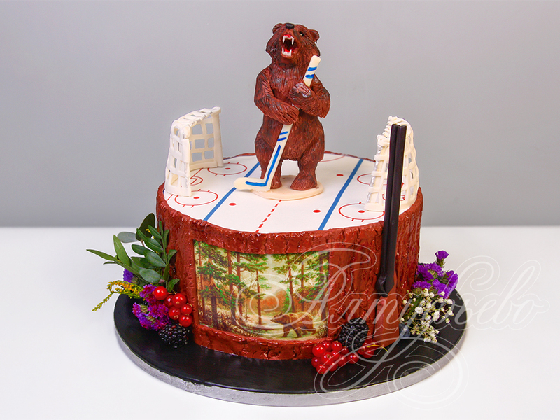 Торт в день рождения мужчине с фигуркой медведя на хоккейном поле