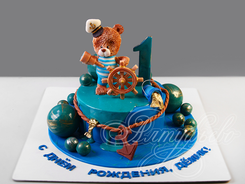 Детский торт на годик малышу одноярусный с мастикой и фигуркой мишки моряка