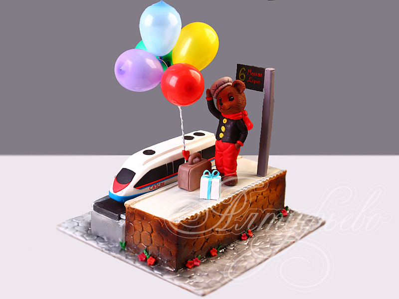 Торт с мишкой-путешественником с чемоданом, воздушными шариками и фигуркой поезда Сапсан