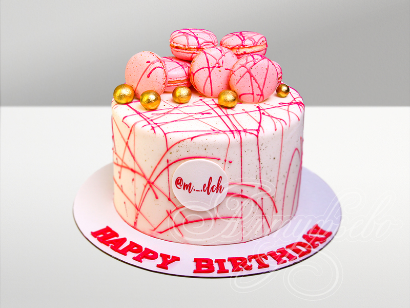 Торт "Happy Birthday" с макарунами