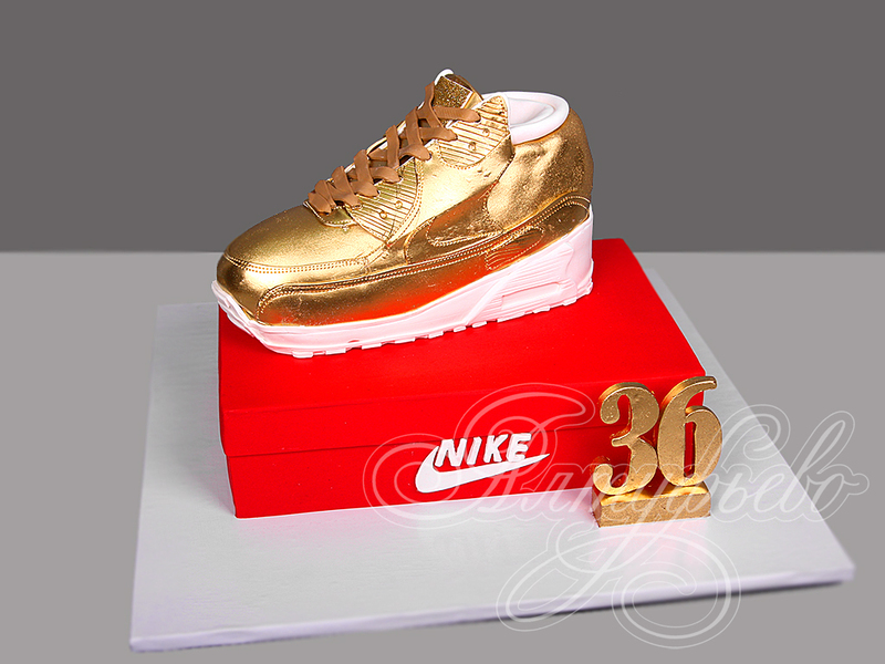 Торт Золотой кроссовок Nike на 36 лет