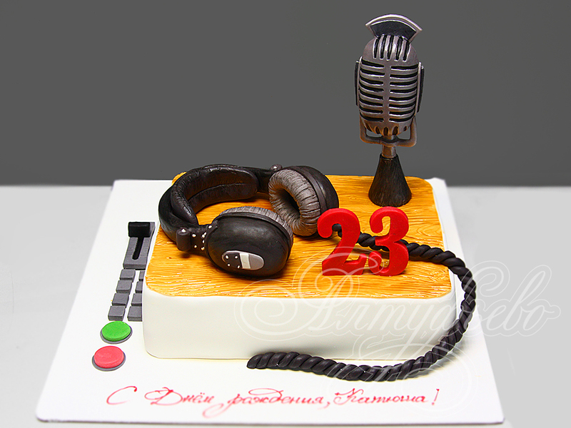 Торт для женщины-певицы на день рождения в 23 года с микрофоном и наушниками