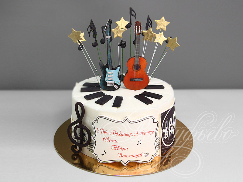 Торт Музыканту мужчине на день рождения с фигурками гитар, нотами и звездочками
