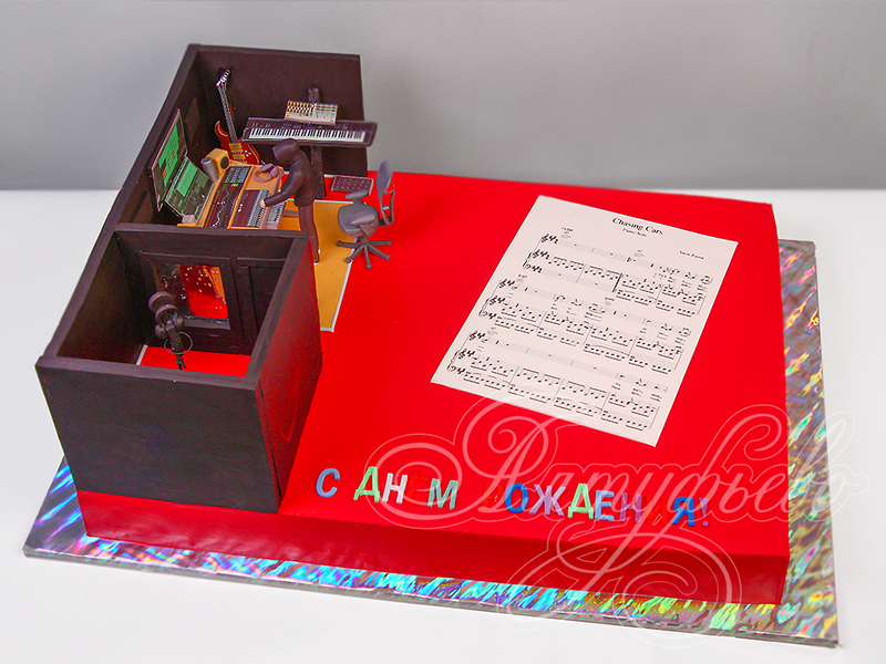 Торт для мужчины на день рождения с нотами и фигурками звукорежиссера в студии звукозаписи