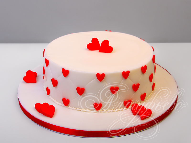 Белый одноярусный свадебный торт с красными сердечками