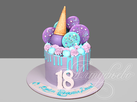 Торт с рожком и леденцами на 18 лет