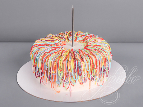 Торт с разноцветной мишурой