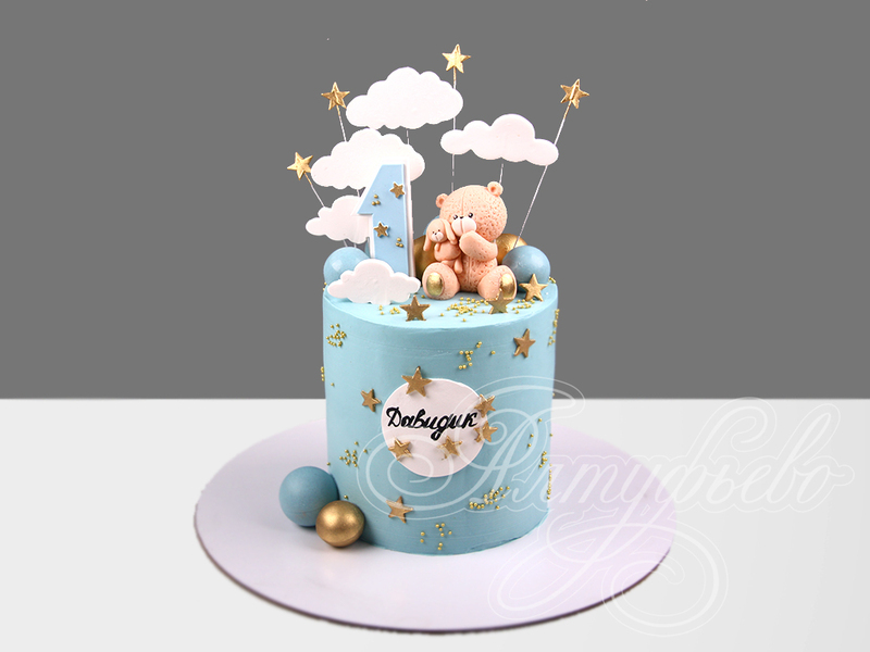 Голубой торт с мишкой и облаками