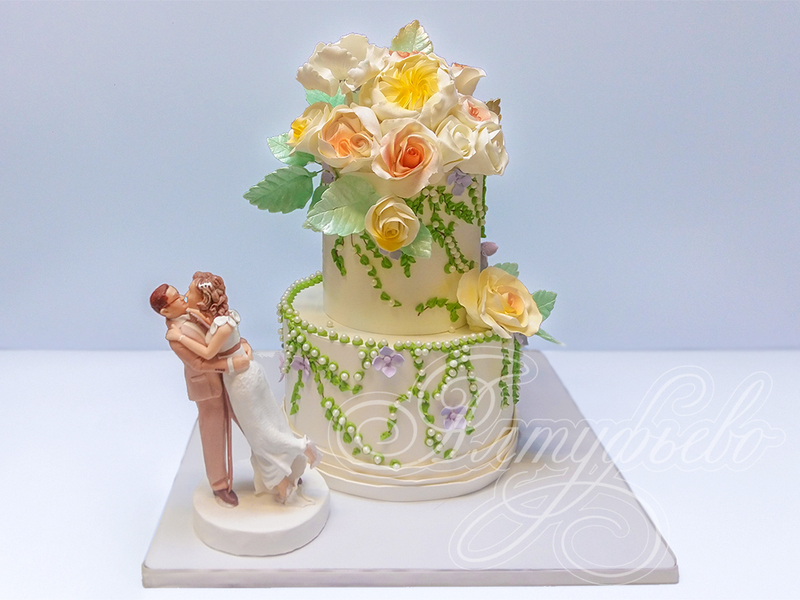 Свадебный торт с розами и фигурками жениха и невесты