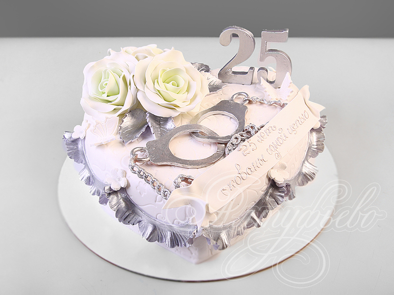 Торт с белыми розами и наручниками «25 лет скованы одной цепью»