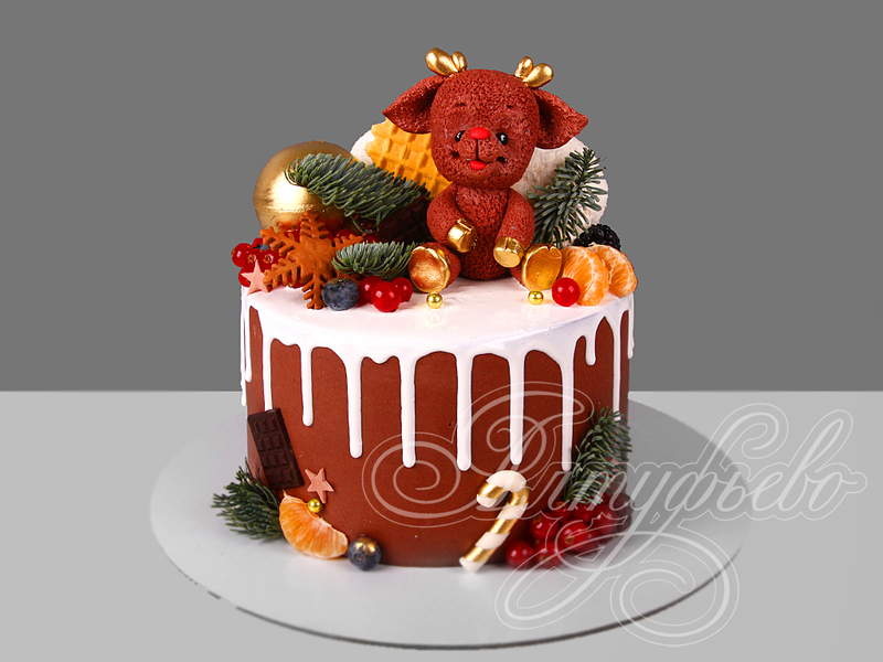 Новогодний торт с ягодами и олененком 23122521