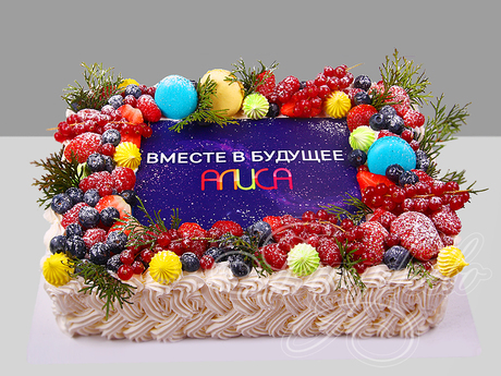 Новогодний торт с ягодами и макарунами