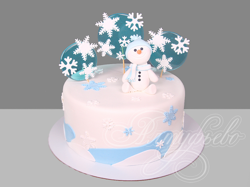 Торт с леденцами и снеговиком