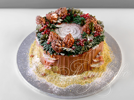 Пенёк с елочными ветками и шишками