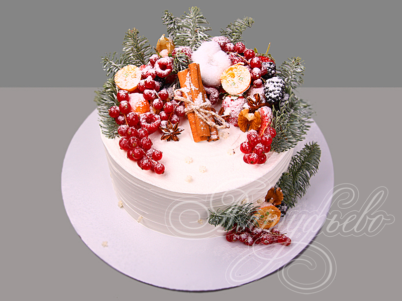 Новогодний торт с ягодами и корицей